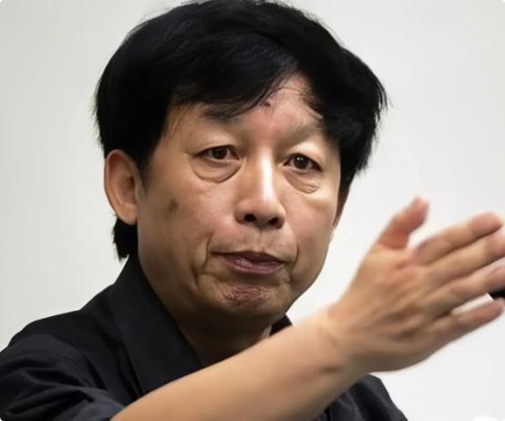 易中天说：“反着干，你会舒服很多。上班就是为了离职，演讲就是为了丢人，面试就是为
