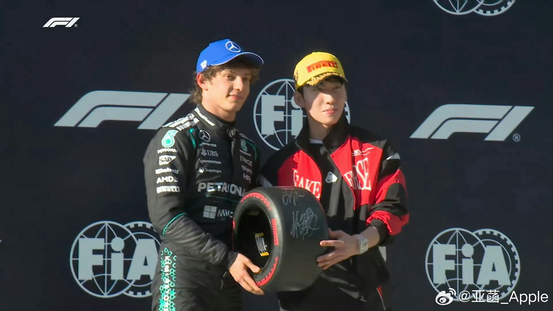 林孝埈为安东内利颁小轮胎 当冰场上的先锋遇上赛道上的极速！中国速滑运动员林孝埈为