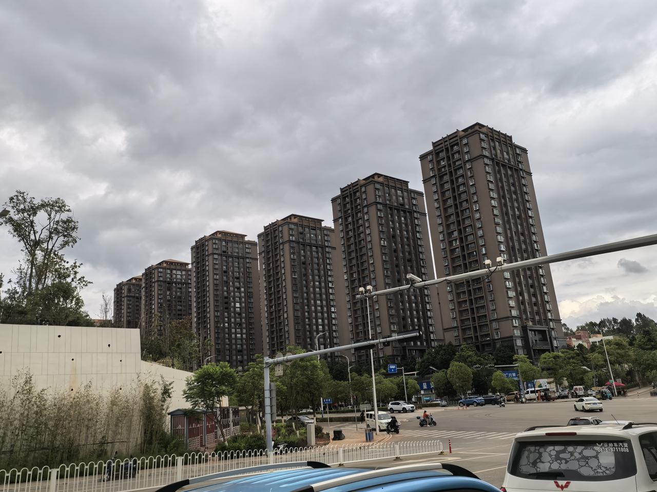 呈贡新区呈祥街上的这个房子算是标准版的筒子楼了吧！还好不是超高层筒子楼。这个只有