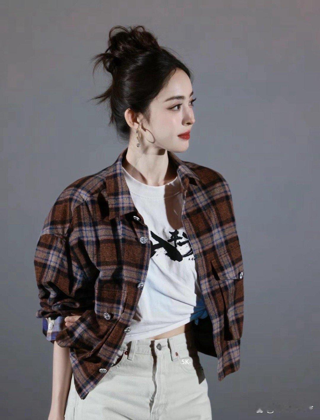 古力娜扎路演现场写真，清新自然让人心动不已！她的美丽，如晨露般纯净。 