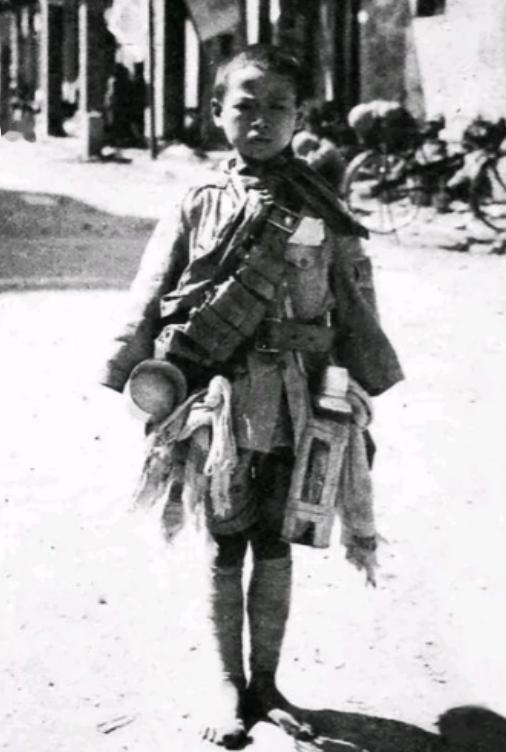 1938 年，日军想拍摄一个懦弱的中国战俘形象，于是找到了 15 岁的季万方，他
