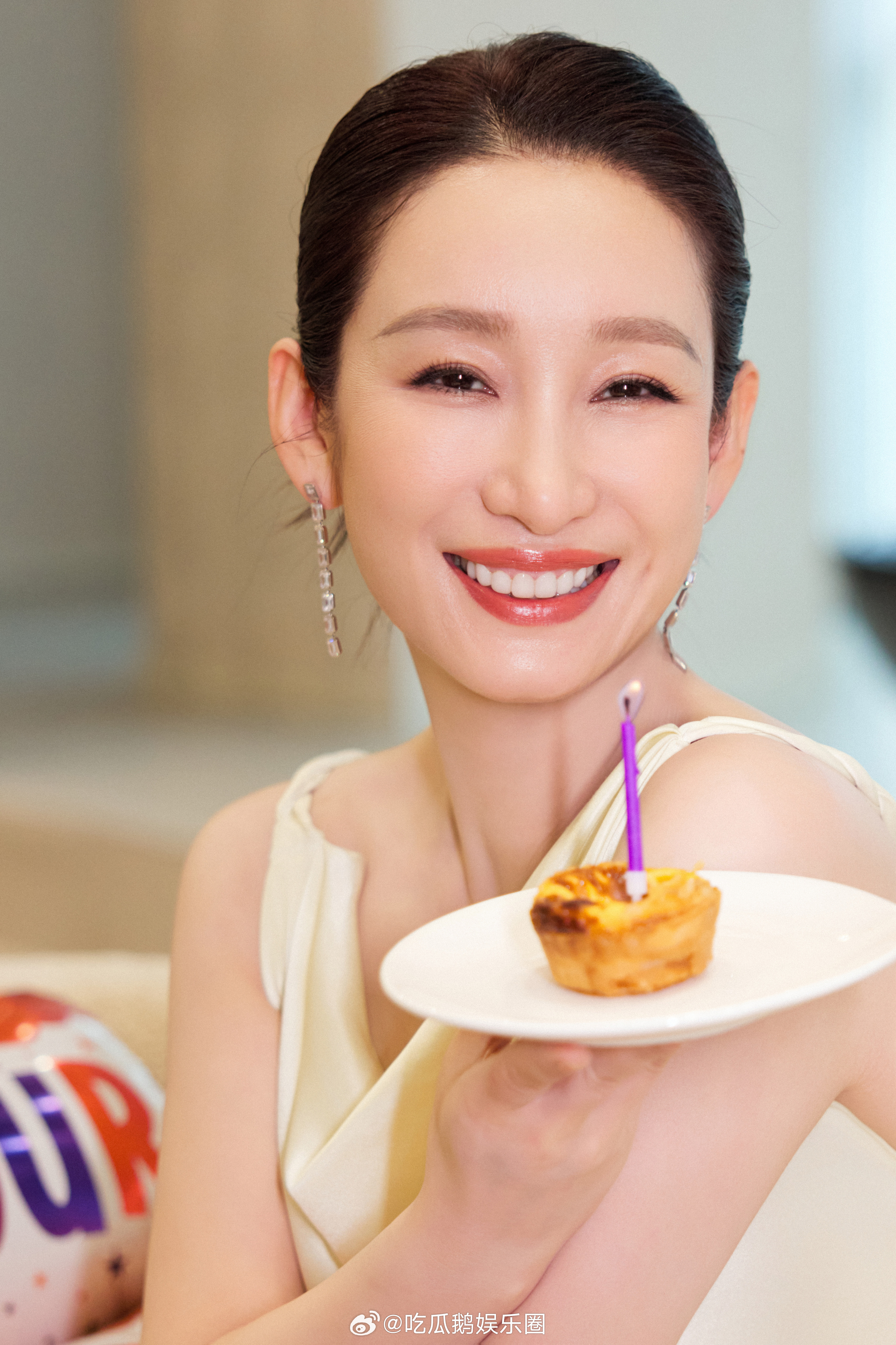 秦海璐万物皆可生日蛋糕秦海璐手握labubu姐的生日仪式感与众不同！最新大片把各