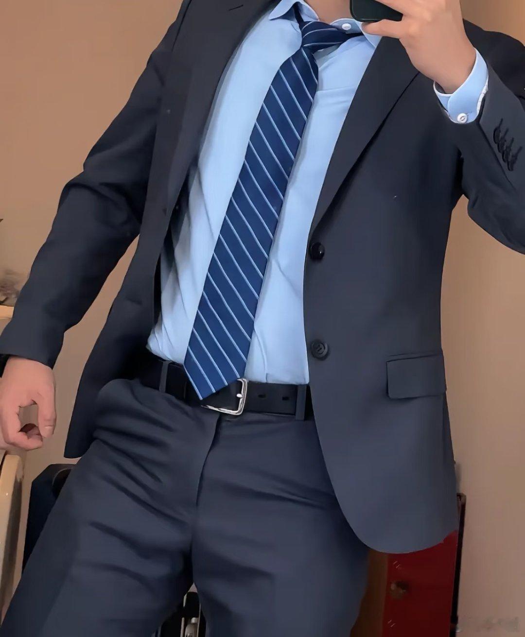今日喜事：一位高大帅的男生过来就诊，色眯眯地看着我，我的小心脏砰砰砰地跳！我还没