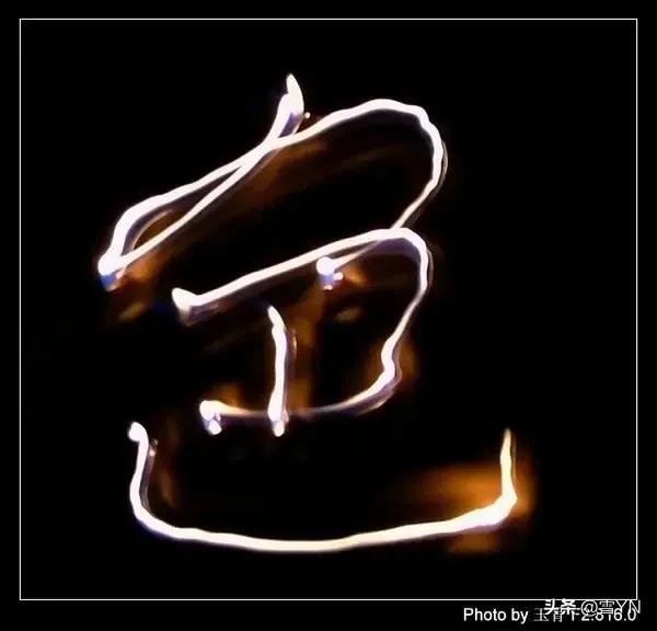 四川鸡婆遭遇云南色狼，吓一跳，跳楼了，云南色狼哈哈大笑。云南俩色狼，觉得家花不如