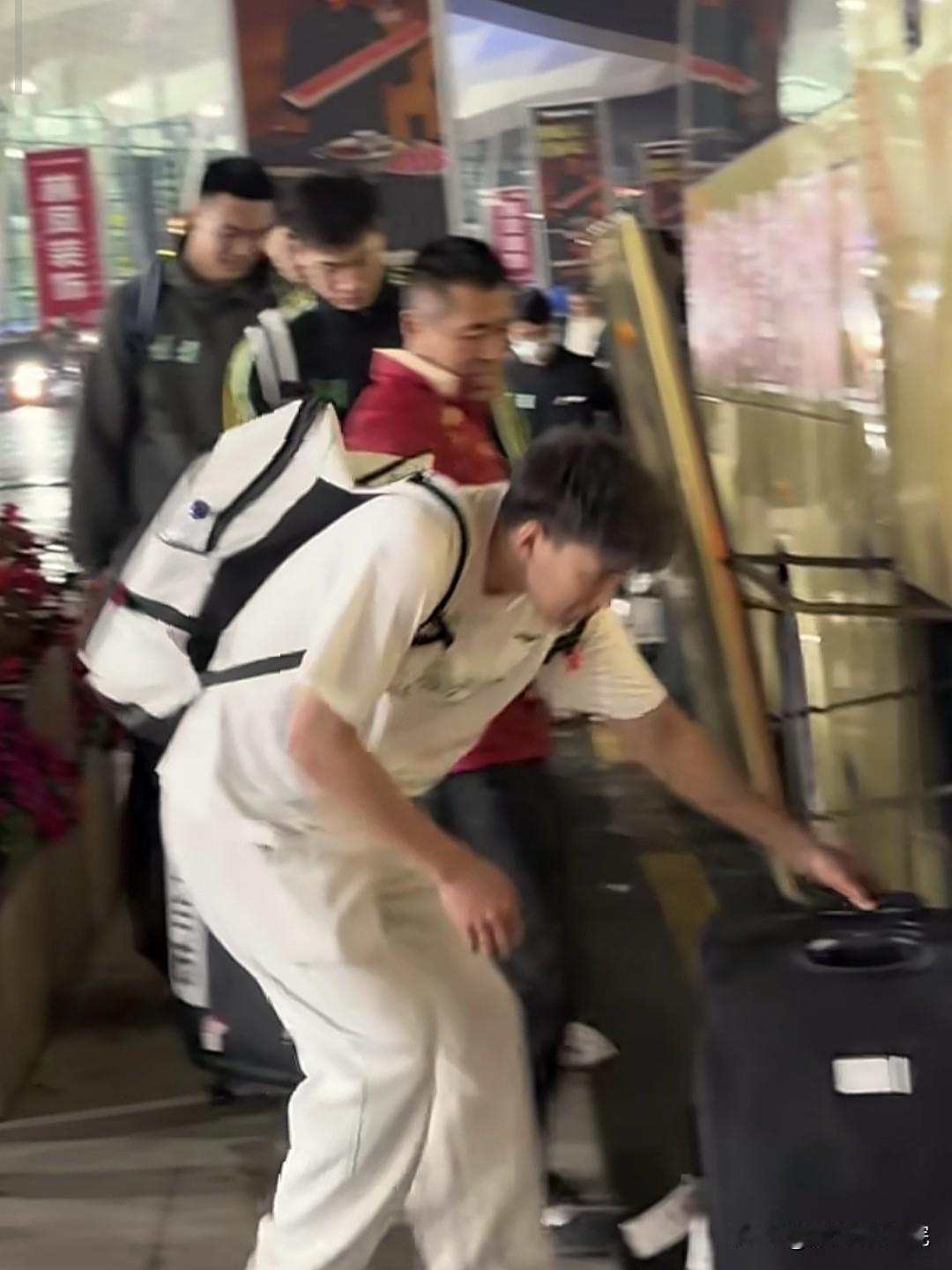 辽宁男篮体测归来，目前已经返回沈阳！

辽宁队全员已经从青岛返回沈阳，目前还不知