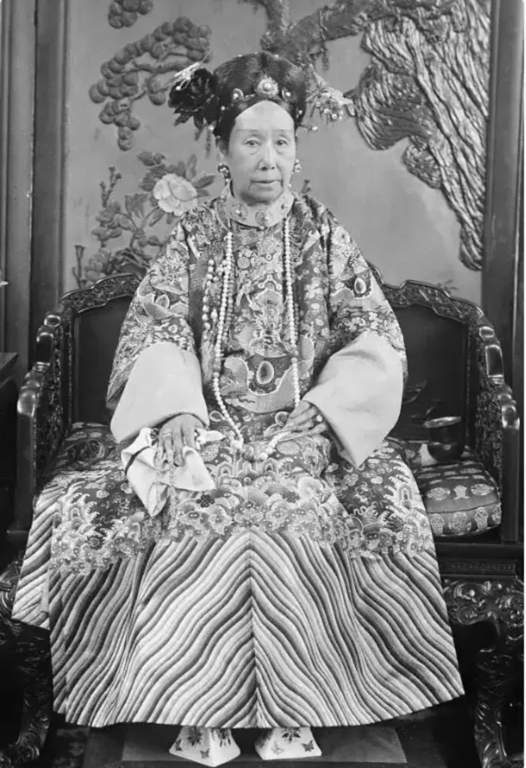 两只拨弄时局的手不知道大家注意到狂野时代第一篇章皮影烟馆里的两个拨弄的女性大手没