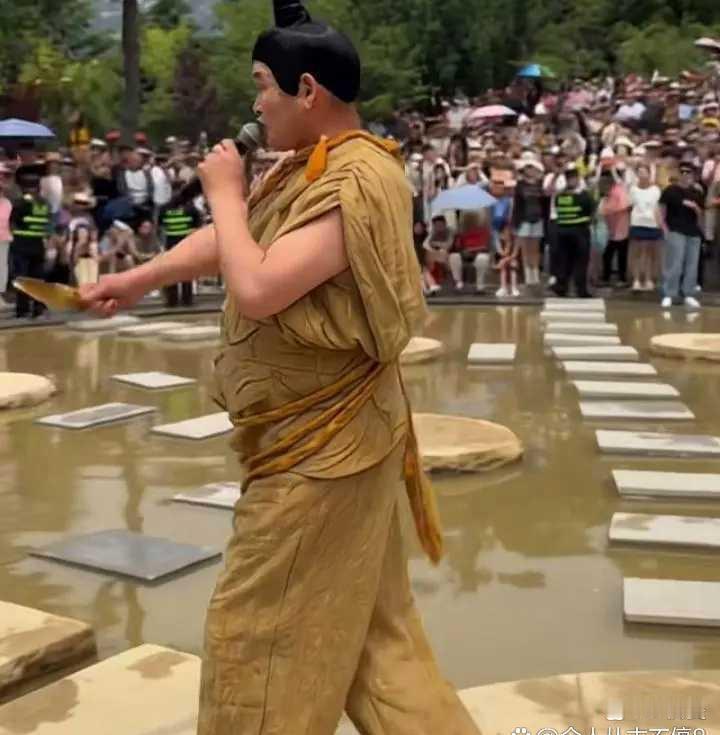 草根顶流朱之文
靠一曲成名之后，不搞直播带货，不上综艺节目，不接保健品代言，不为