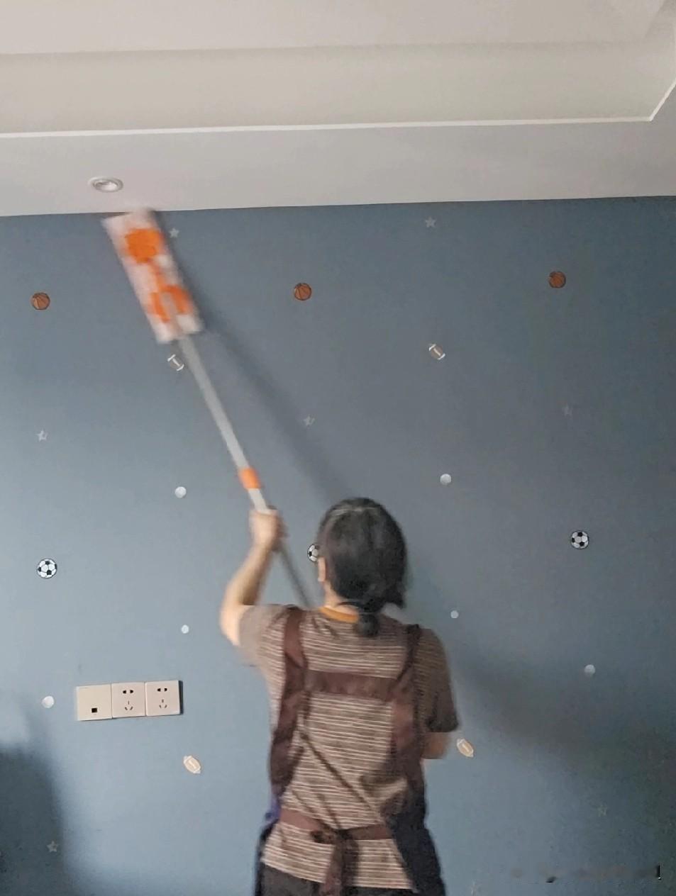现在的婆婆对儿媳妇可是真的好啊，宁愿自己家里稍微脏乱些，也要把儿媳妇家收拾得干干