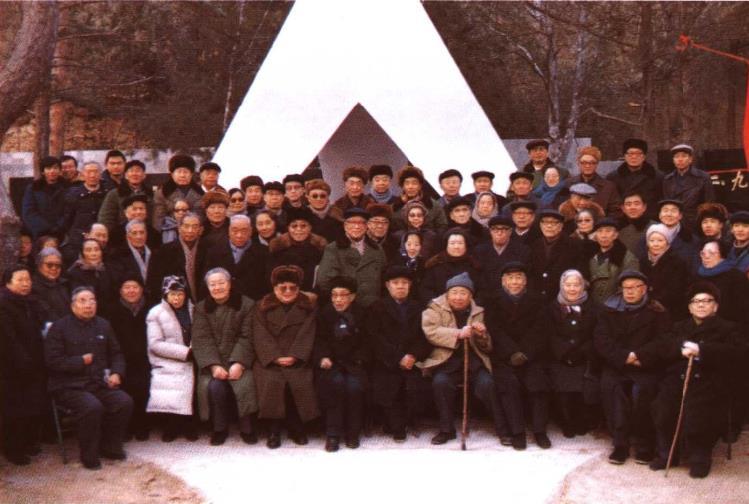 在纪念一二九运动50周年大会上，当年参加一二九运动的同志合影留念。前排左五为谷景