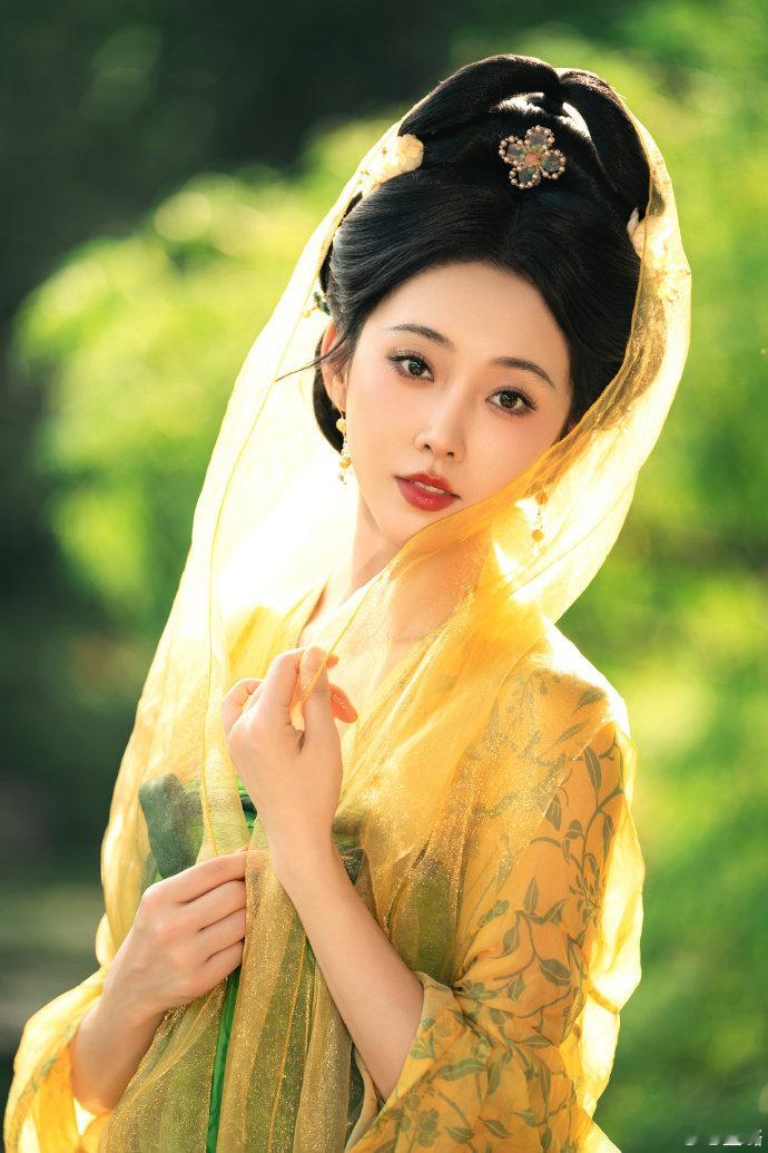 宣璐最新写真，好有生命力的美，满屏春意，氛围感绝了[爱慕]美女就是要多拍戏多营业