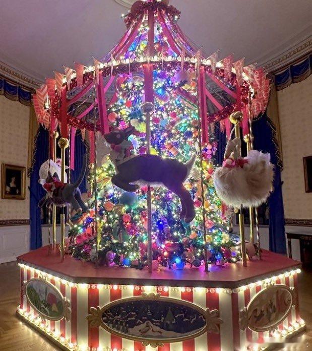 美国网友锐评：左图：拜登圣诞节装饰，马戏团入侵白宫😵💫右图：特朗普圣诞装饰，