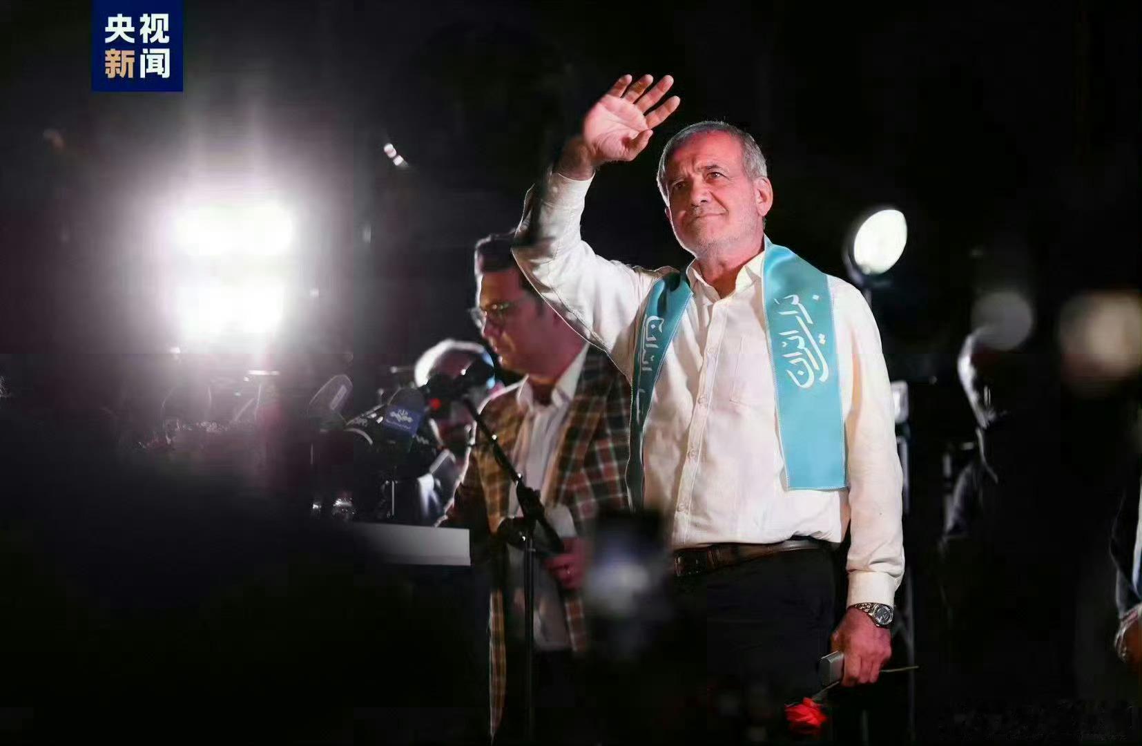 伊朗总统说，伊朗并未寻求发展核武器，为此已准备好接受任何检查。但伊朗坚定捍卫自己