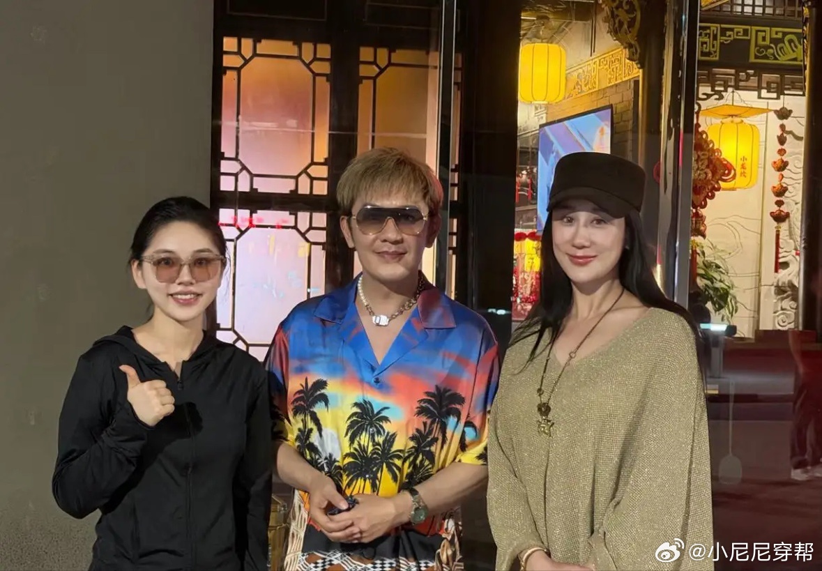 陈浩民与妻子蒋丽莎在迪拜旅游时被偶遇，夫妻俩装扮贵气而不失个性，他们看起来满面春