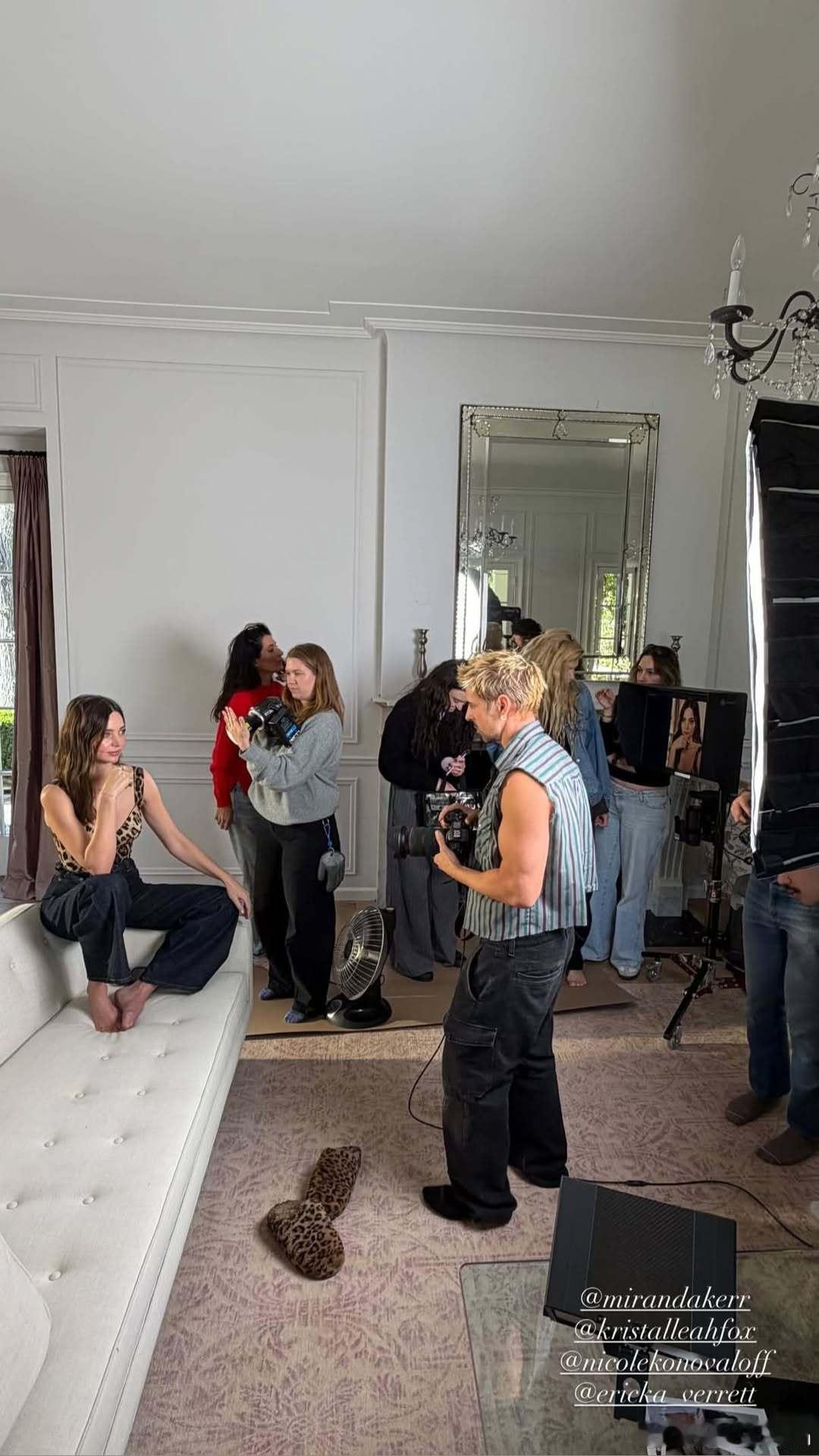 Miranda Kerr米兰达可儿分享新工作照，和摄影团队在家里进行新项目的拍摄