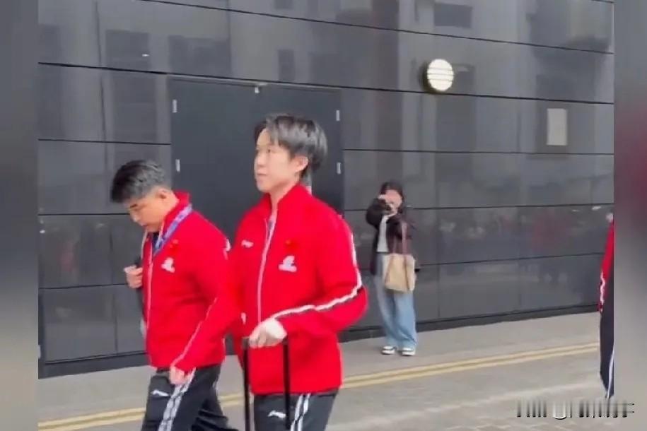 输给瑞典之后，最扎眼的不是比分，而是那个背影。王皓没再多说什么，转身和王楚钦一起