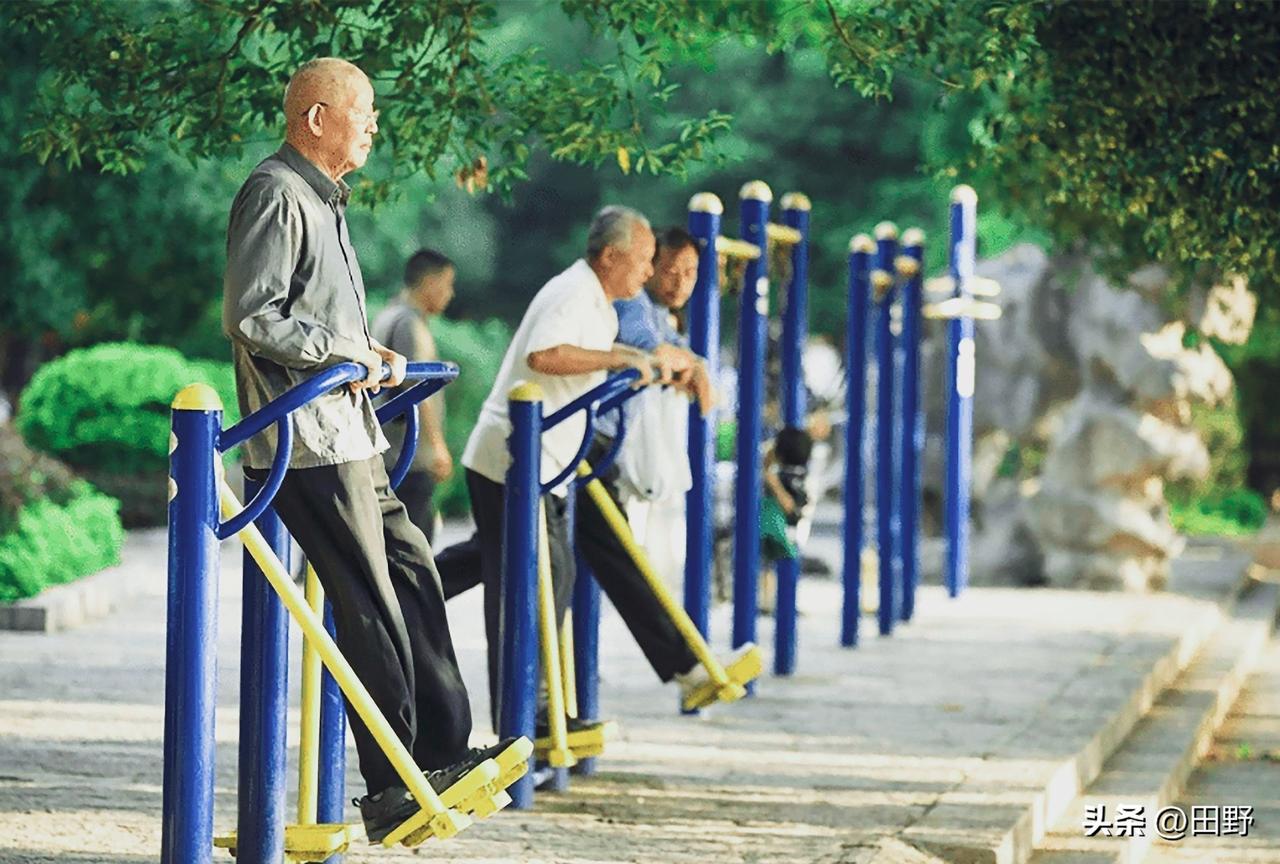 70岁后，身体机能进入自然衰退期，养生越简单越好。核心就是三件事：会吃、会睡、会