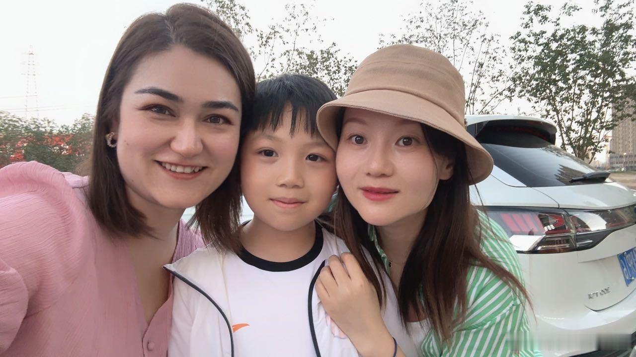 前天晚上在乌鲁木齐，娜娜请我们吃饭，这家餐厅叫：阿娜尔罕的下午茶。娜娜说这里很漂