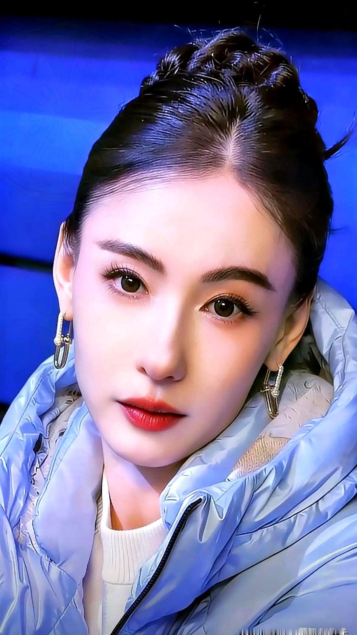 张柏芝刚刚冲上热搜,不是综艺舞台的回归,而是一起金额上千万的广告违约官司,她方暂