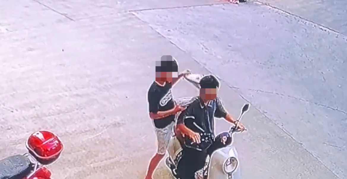 8月6日下午差不多6点，玉林北流某小区地下室门口两男子骑车偷餐。 玉林