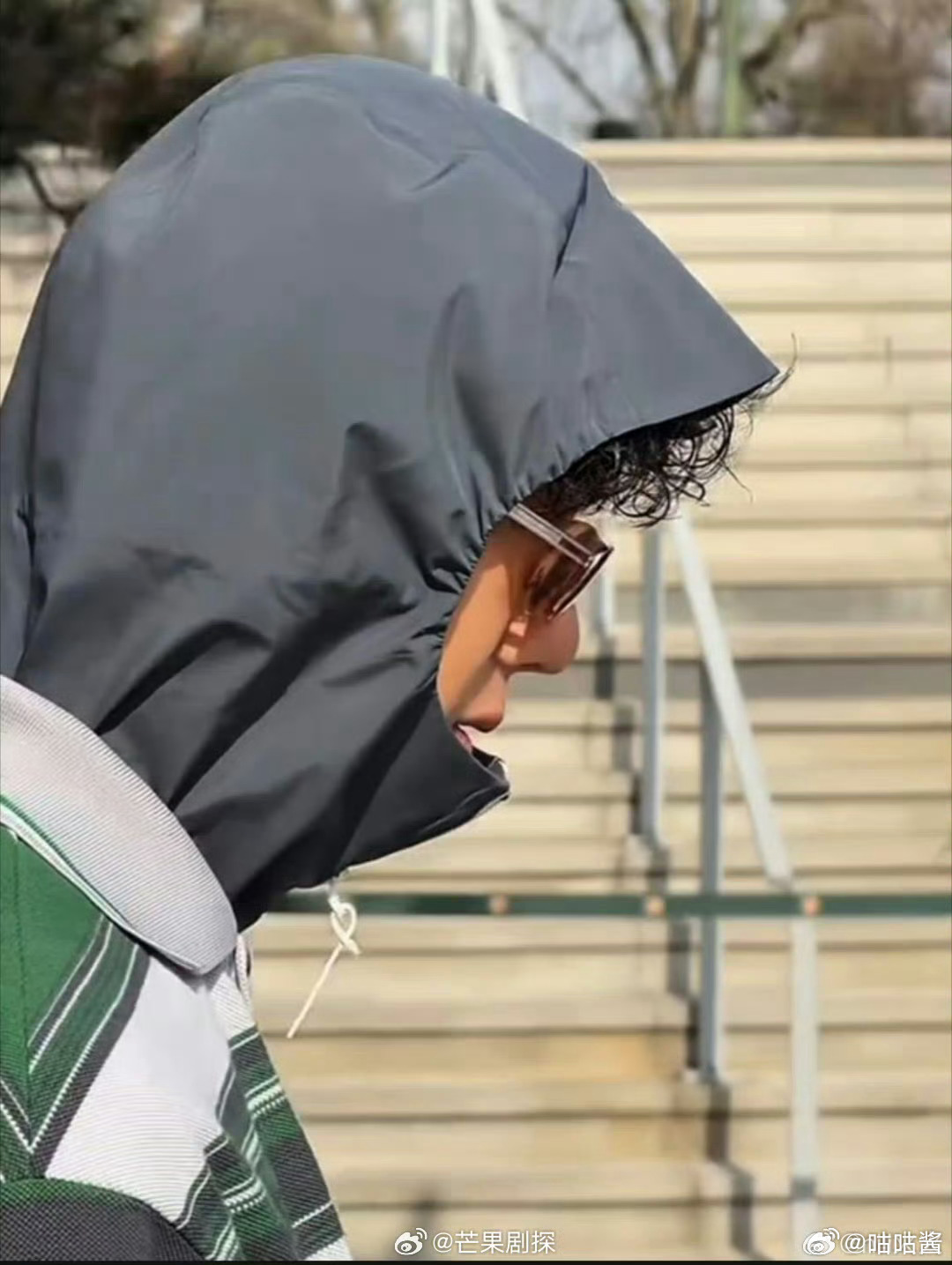 王一博啃着指甲下班王一博又啃指甲了 太反差了吧耶啵～随时随地啃美甲 