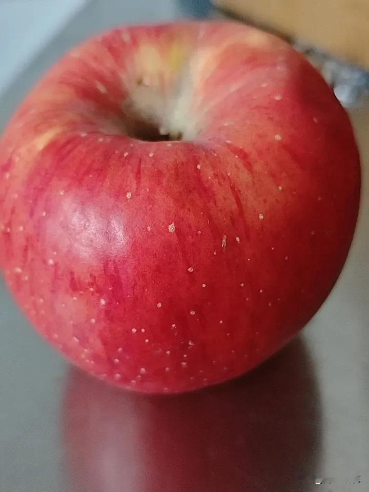 这几天我看汪阿姨天天都在晒他自己煮煮的红枣苹果水，以前我也很喜欢煮红枣水喝，一开