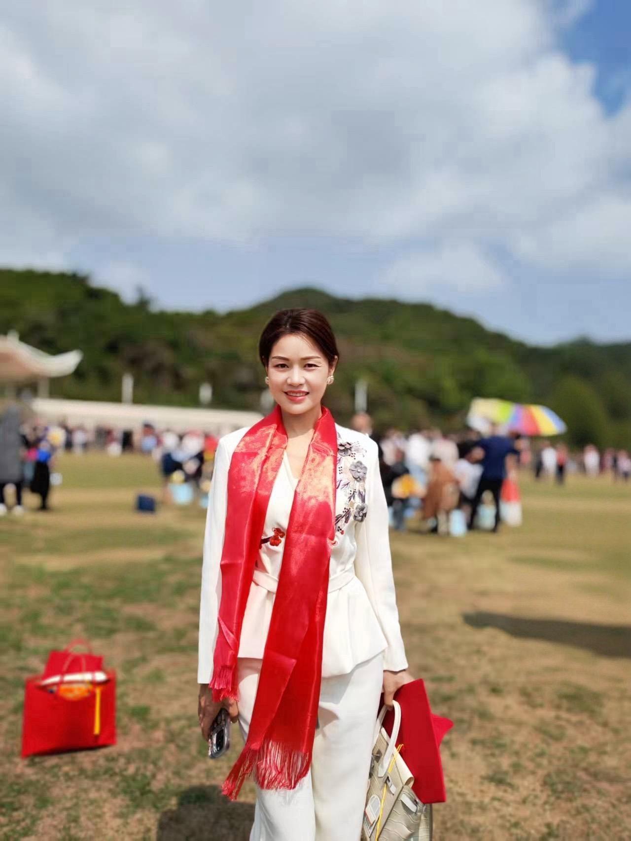 在这个春光明媚的妇女节，愿你永远独立自信闪闪发光