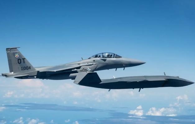 当东方某国空军将歼-20、歼-16D与攻击-11无人机组成编队，展示出体系化的空