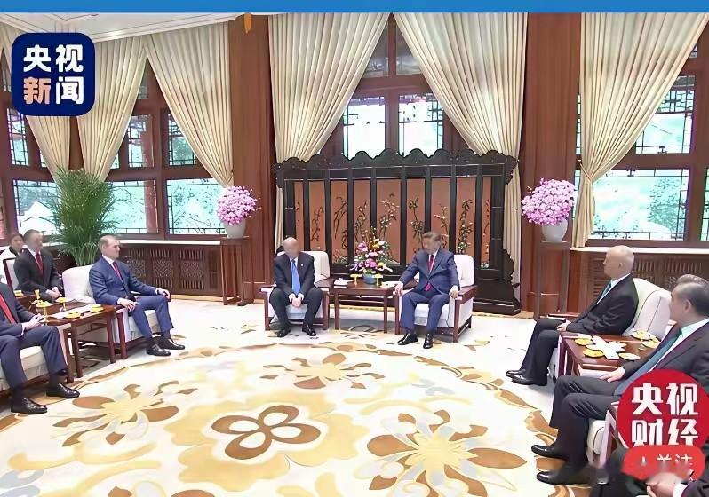 在所有国家的宴会厅中，我总觉得中式建筑和中式装修别具一格，古香古色，典雅别致，雍