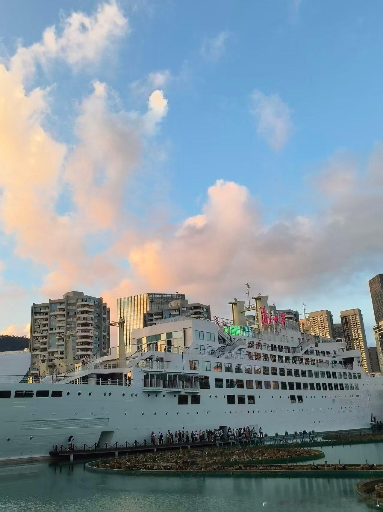 中午请朋友们吃完饭，就溜达着去海上世界转了转。老唐那点艺术细胞算是白长了，这艺术