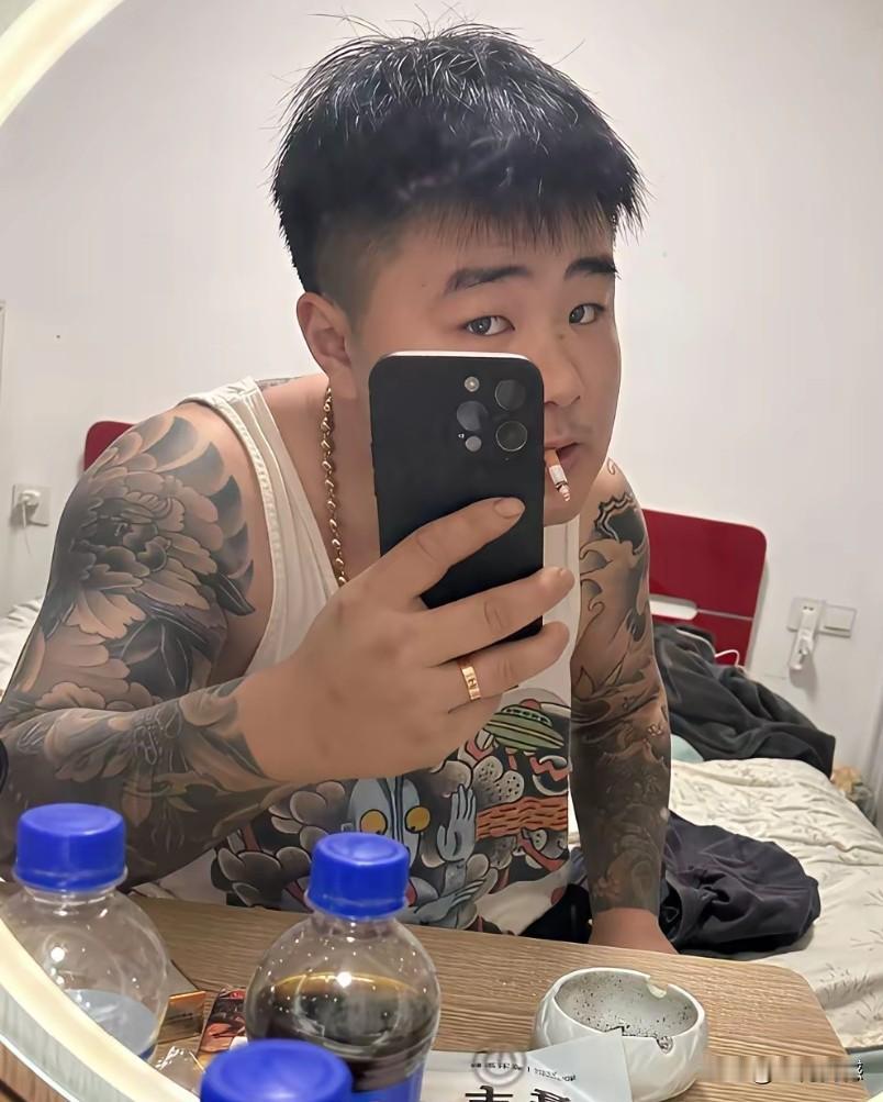 小伙一身纹身，但是生活非常辛苦，每天开网约车干活，起早贪晚，工作强度很大，据说这