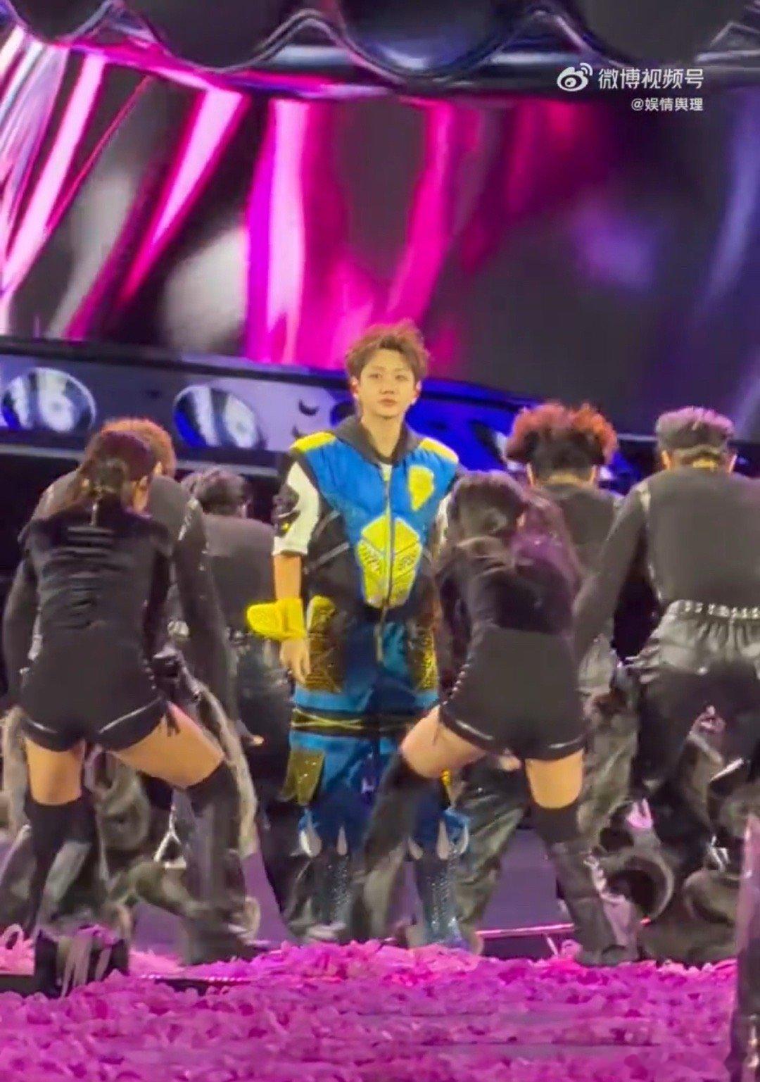 汪苏泷演唱会结束，每个观众都获得了限定款彩带伴手礼——从头发丝到鞋底全是！ 