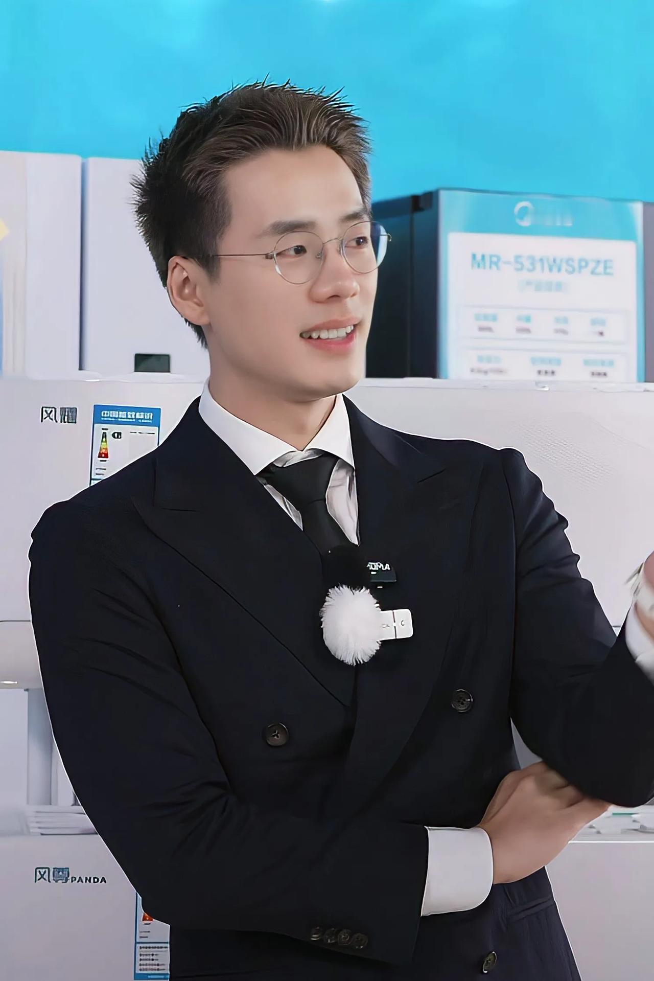 真的好喜欢顿顿老师，他有才华，讲品专业，带货能力强，但他真的一直低调又谦虚！
当