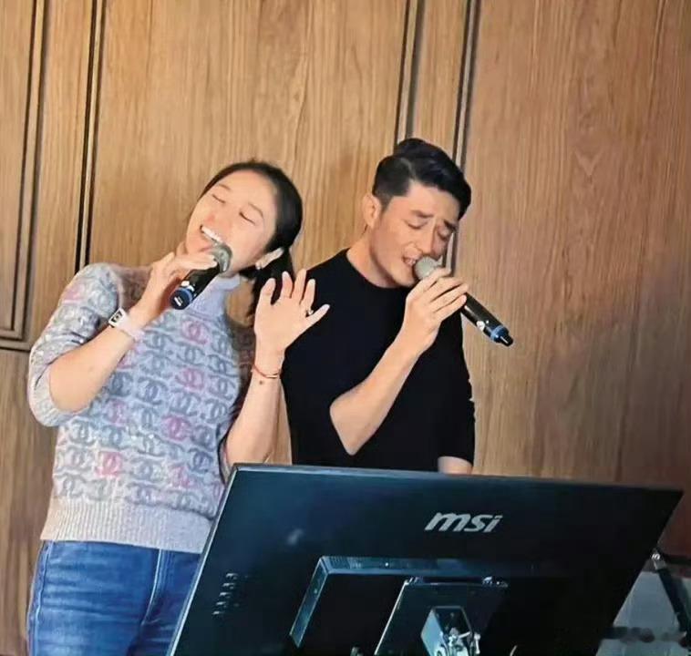 林心如霍建华在演唱会上亲吻啊啊啊，不许再质疑他们两个人哦，明明是很幸福的一对好 
