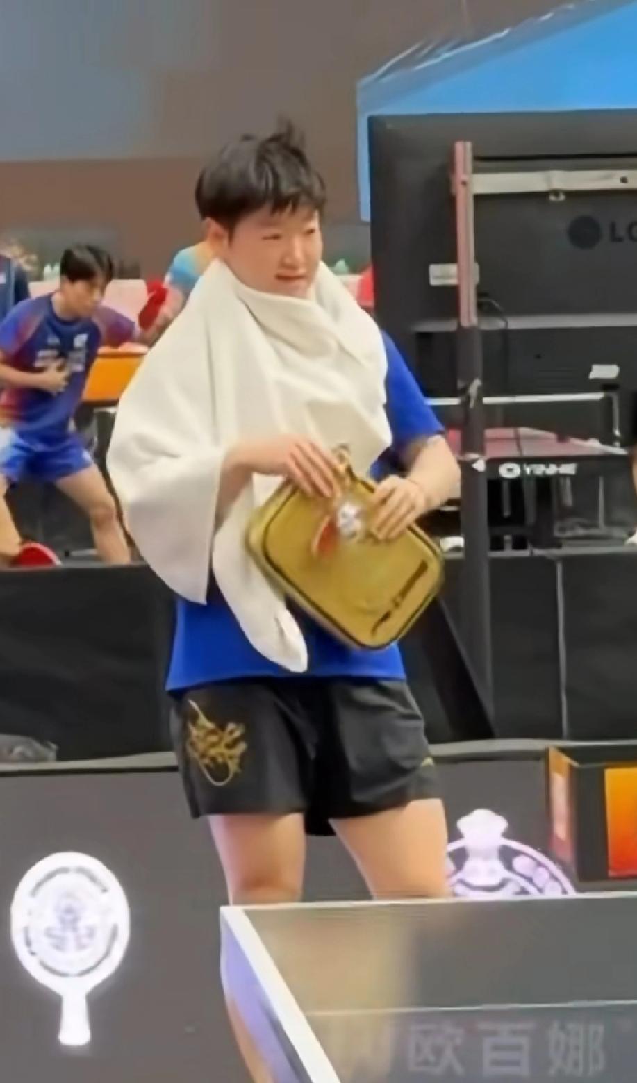 🏓印度亚锦赛训练场捕捉到一枚可爱莎！
 
孙颖莎训练间隙从球包拿出球拍，脖子上