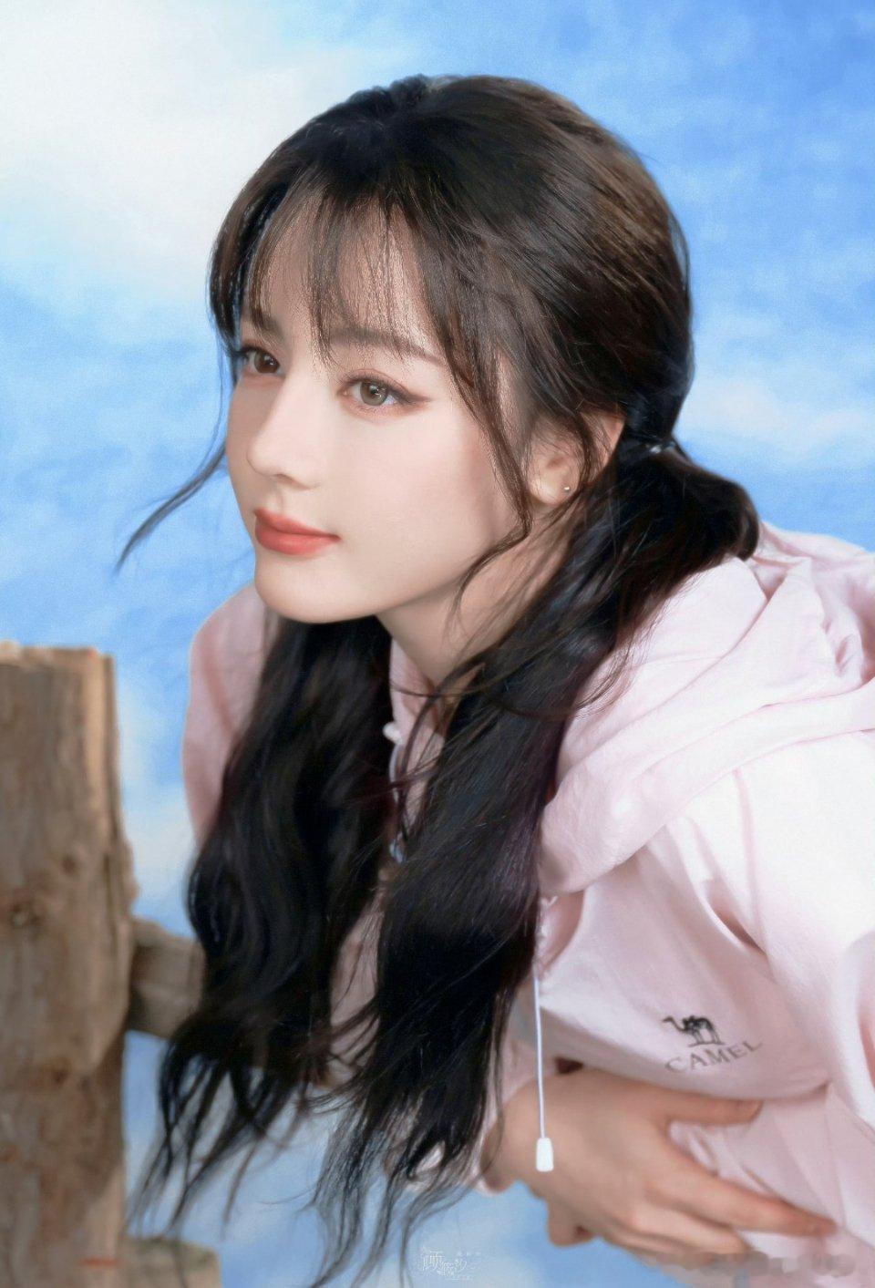 都是新疆美女，古力娜扎VS迪丽热巴，谁更受资本重视呢？ 
