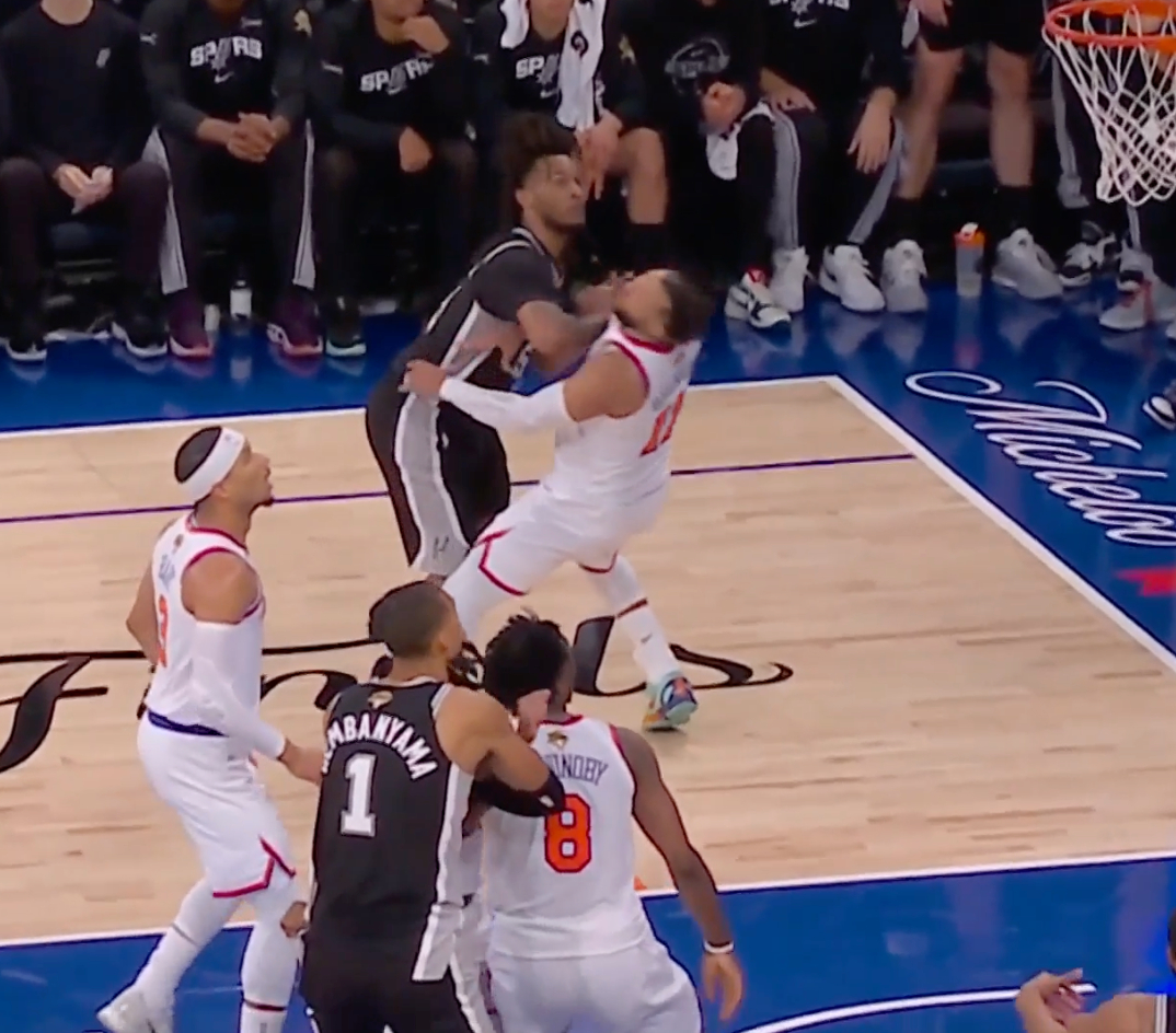 NBA #卡斯尔顶翻布伦森# 这得回看一波！卡斯尔一个蛮牛冲撞！直接撞翻布伦森！