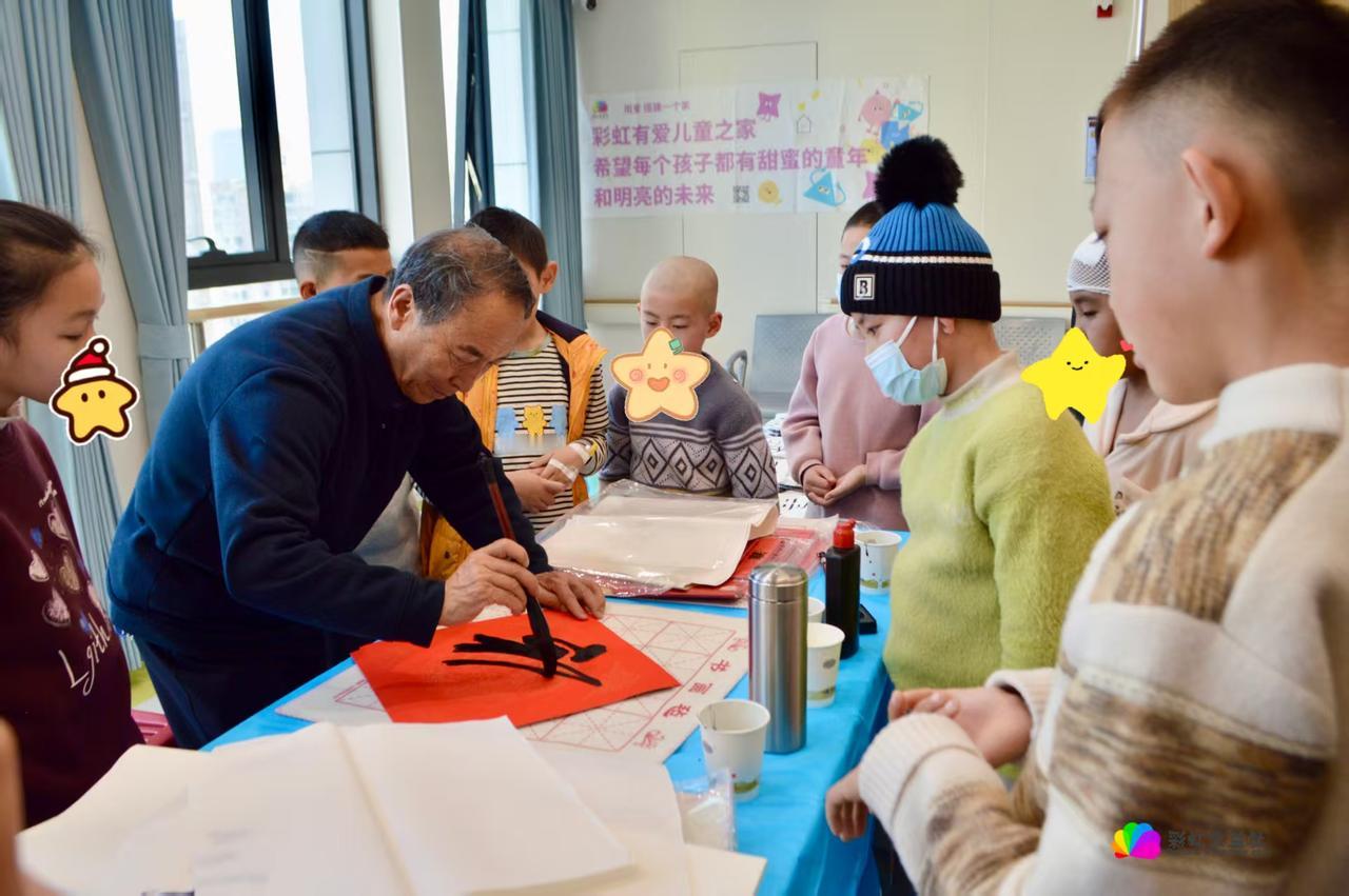 退伍军人书法家刘恒忠进医院
向患病小朋友们传授书法技艺

记者王志俭（穿石）文图