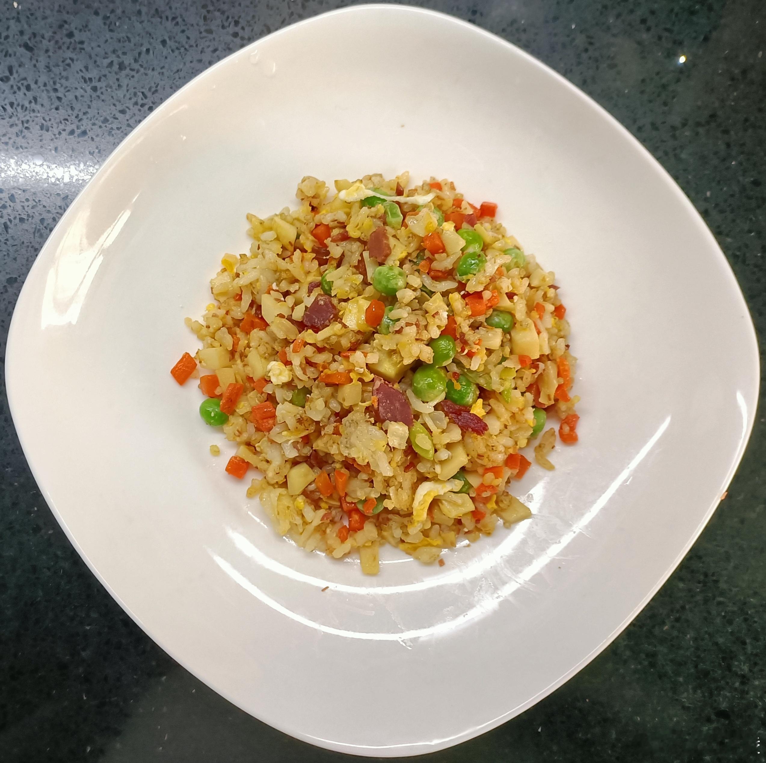 这个蛋炒饭，看不出鸡蛋，按照范老师推荐的做法，最后把鸡蛋液加进去翻炒，只用一次油