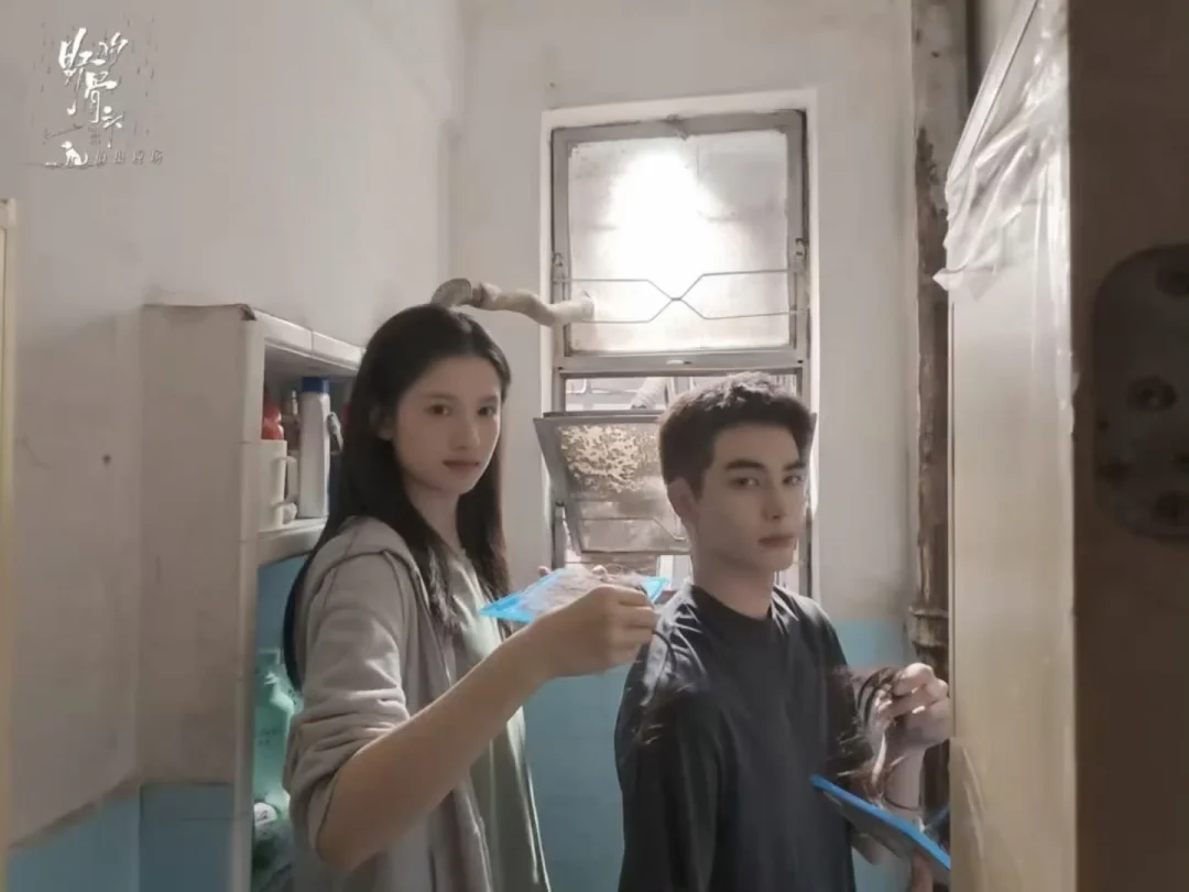张婧仪给宋威龙剃头
