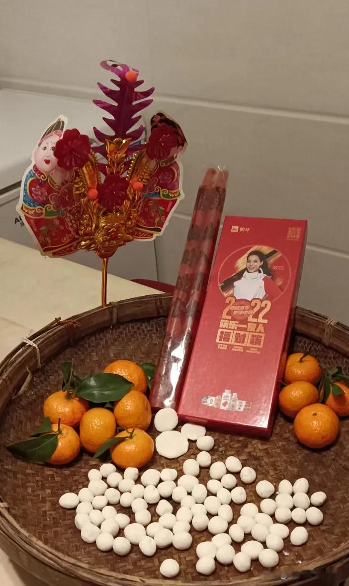 今日是农历十一月廿十。
明日是冬至节气。
我们这边的风俗习惯，
今晚家家户户
搓
