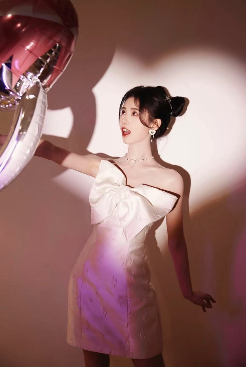 鞠婧祎直播 鞠婧祎今日直播惊艳亮相，一袭简约造型尽显清新气质。镜头前的她自然亲和