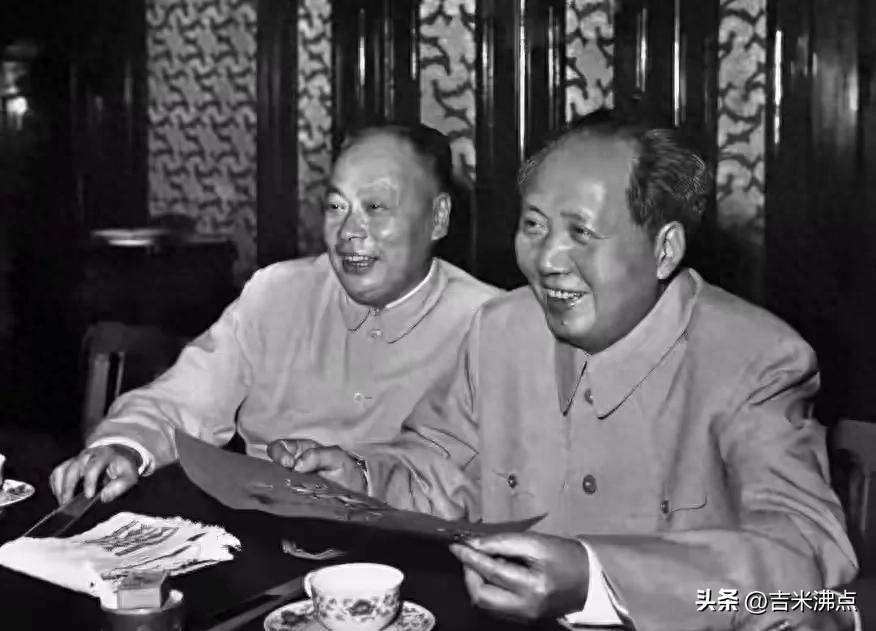 他蹲在井冈山的土路上写调查报告，没人给他发工资。
那十年他常被开会批评，职务换来