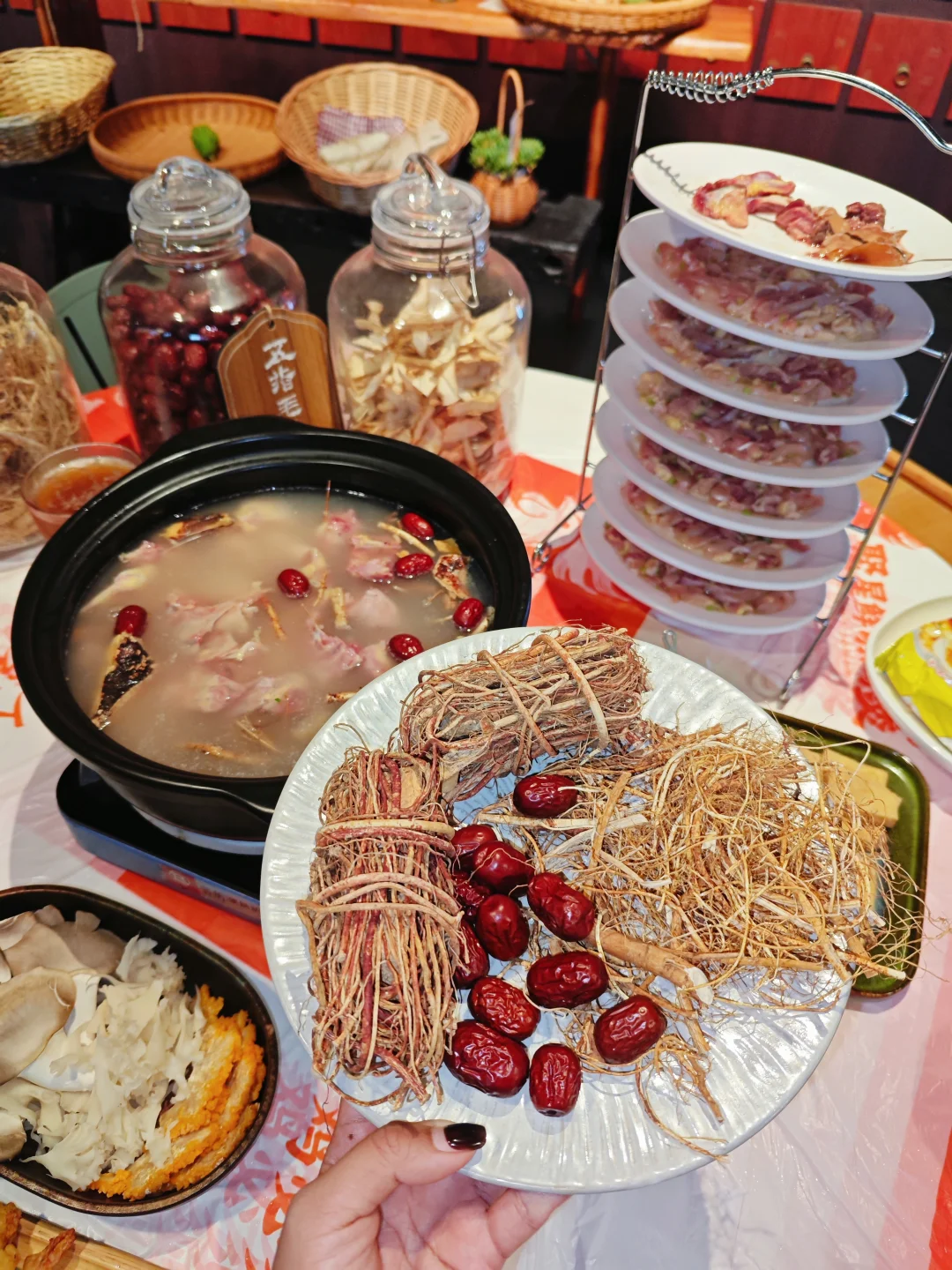 bistro＋鸡煲？朋克养生太有意思了