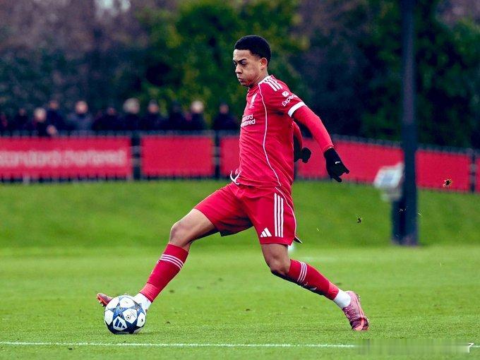 状态火爆！青训崛起新星桑尼-兰比这位18岁的前锋刚刚在利物浦U18队对阵伯恩利的