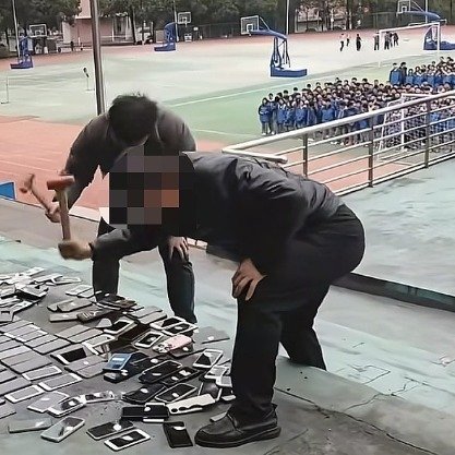 教育局回应学校砸毁上百部学生手机我要是校长就这样处理，没收手机后，买对应型号的模