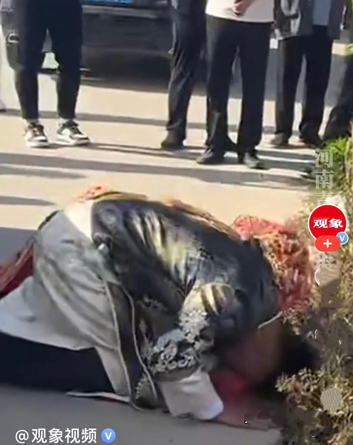 泪目了……
近日山东一接亲车队没有直接奔赴婚礼现场，而是特意绕路，开到了新娘妈妈