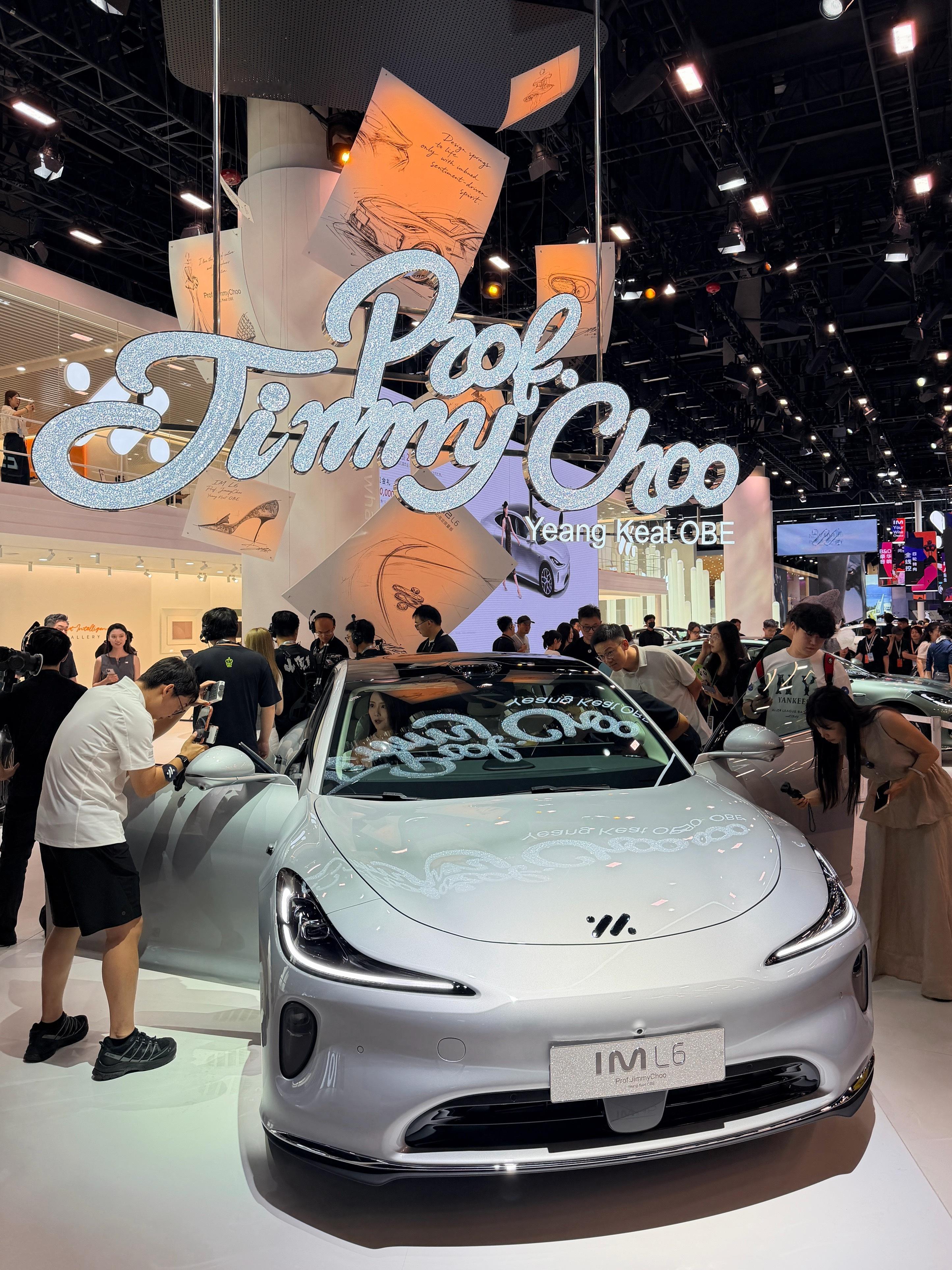 前几天刚亮相的Jimmy Choo高定联名版全新智己L6，车展现场围了好多人，果