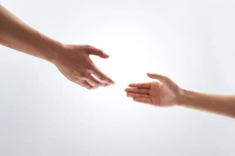 刚到新环境，想快速适应有不少妙招。
心态上，要把“学生思维”换成“职场思维”。接