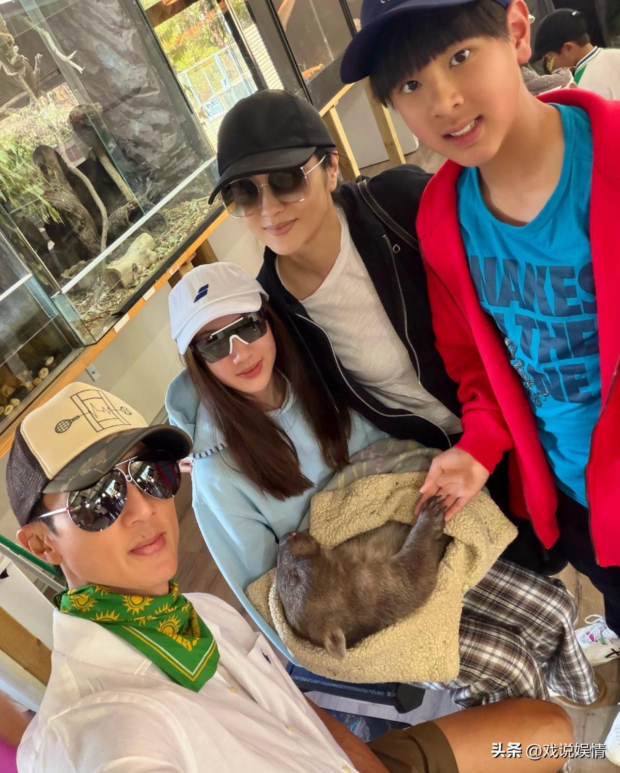 吴尊一家四口又双叒叕游澳洲！
3月20日，吴尊又来晒一家四口游玩的照片啦！高颜值