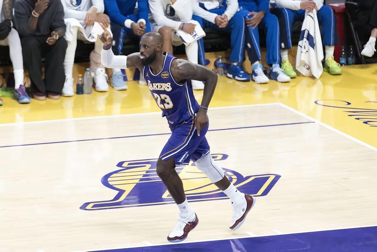 这次背靠背湖人估计会输！原因有2个！明天湖人将迎来背靠背绿军的比赛，但目前NBA